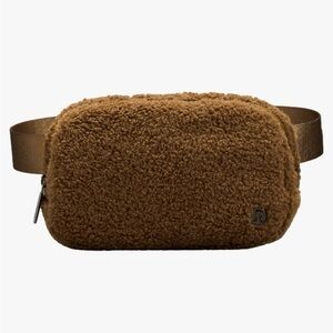 Lululemon Everywhere Fleece Belt Bag in Burnt Caramel